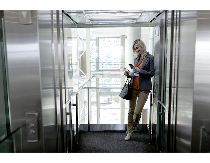 Somos expertos en garantizar la accesibilidad a los edificios que disponen o no de ascensores. Mediante la cota cero, el acceso al edificio lo ponemos a pie de calle. Evitando barreras arquitectónicas en el acceso