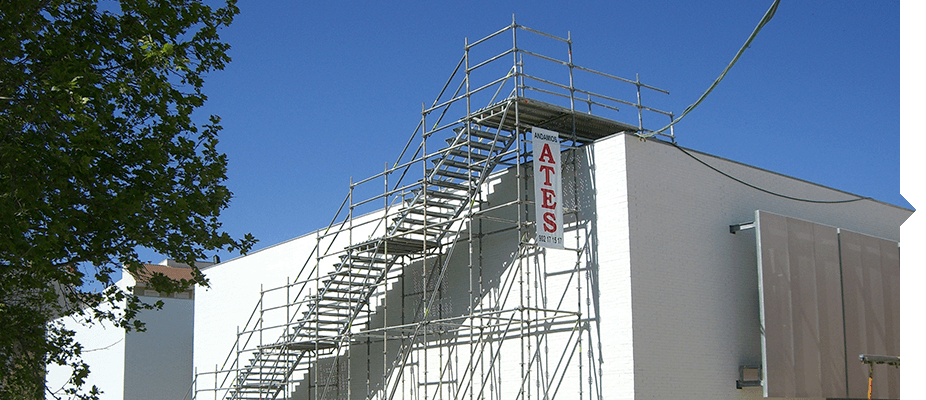 Escaleras de acceso y servicio por ATES Construcción y andamios