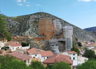 Andamiaje en la rehabilitación del Castillo de los Funes de Villel de Mesa en Guadalajara