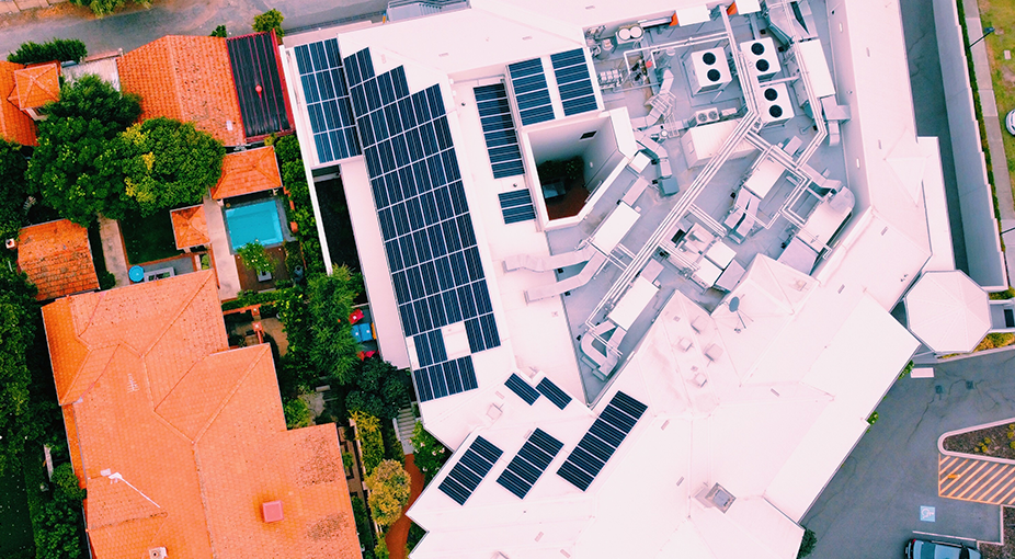 Instalar placas solares en una comunidad de vecinos, en el tejado para el autoconsumo